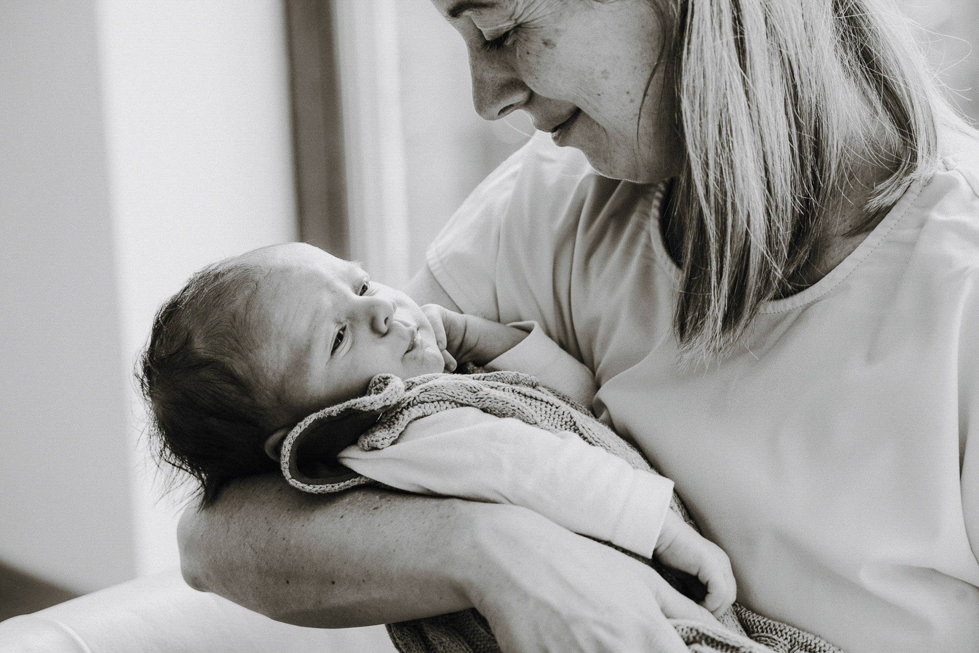 Baby im Arm der Mutter – emotionale Babyfotografie in Esslingen