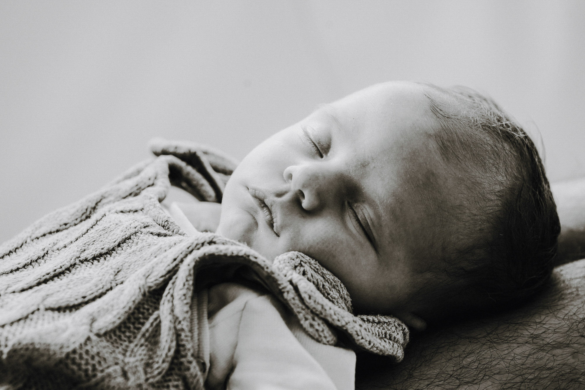 Schlafendes Baby im natürlichen Licht – sanfte Babyfotografie