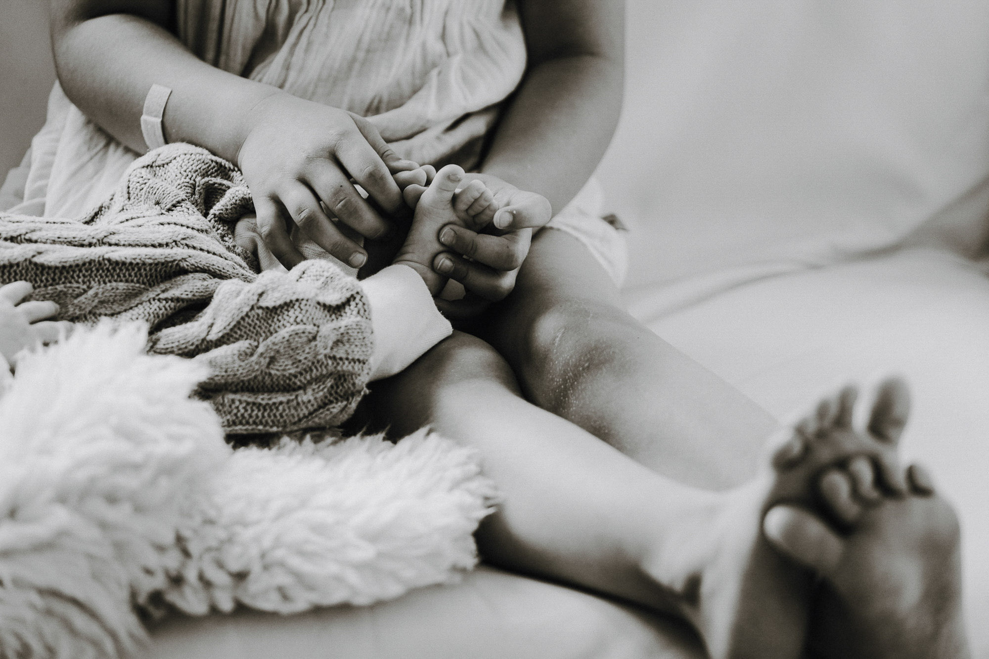 Natürliche Babyfotografie in Kirchheim unter Teck mit warmem Licht und ruhiger Atmosphäre