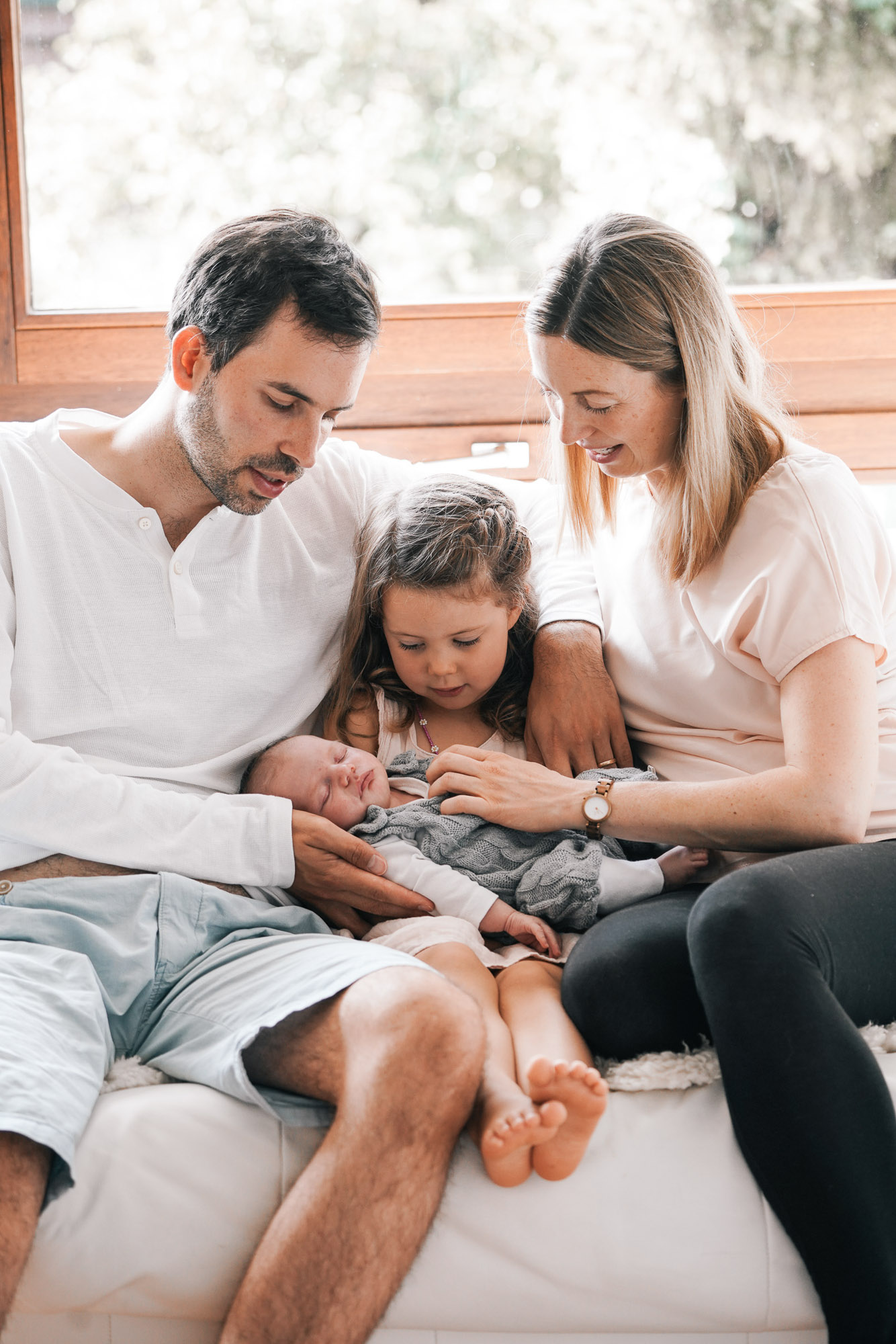 Natürliches Babyshooting in Esslingen mit sanftem Licht und echten Momenten
