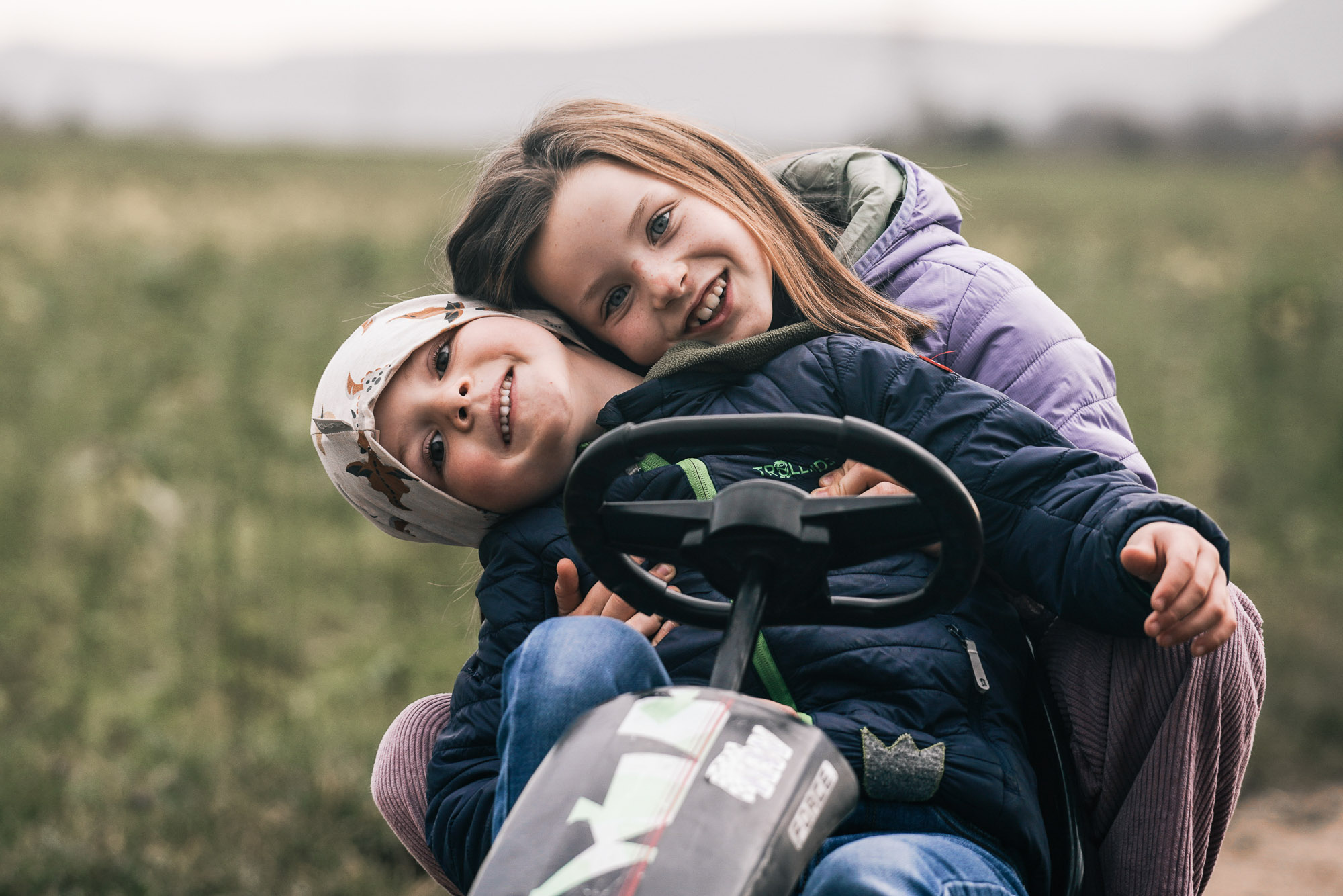 Familienumarmung – Nähe und Verbundenheit authentisch festgehalten