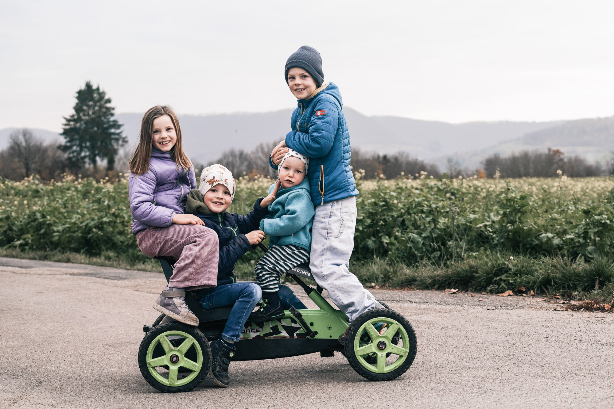 Natürlich lachendes Kind – ungezwungene Momentaufnahme