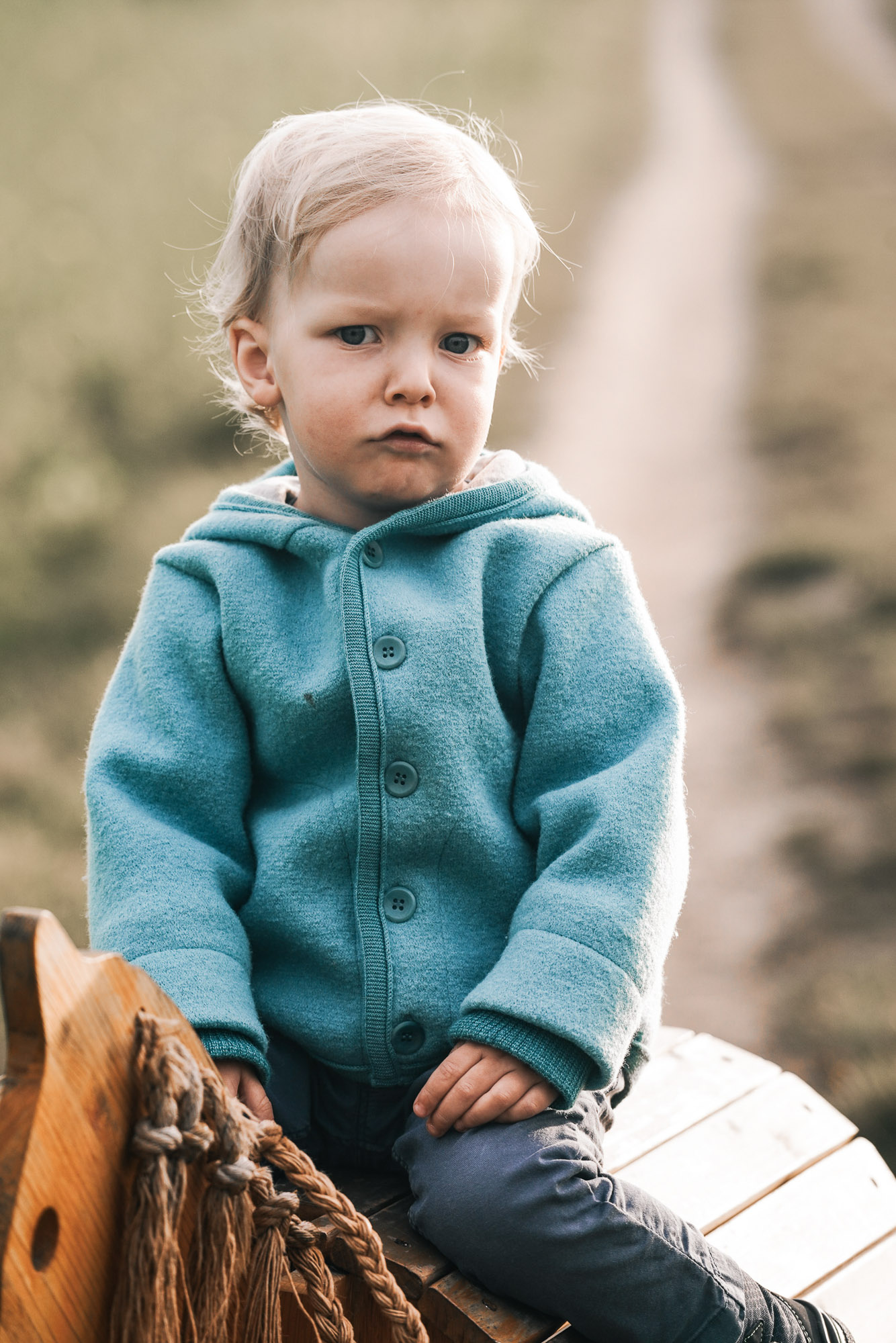Kinder spielen unbeobachtet – natürliche Familienfotografie