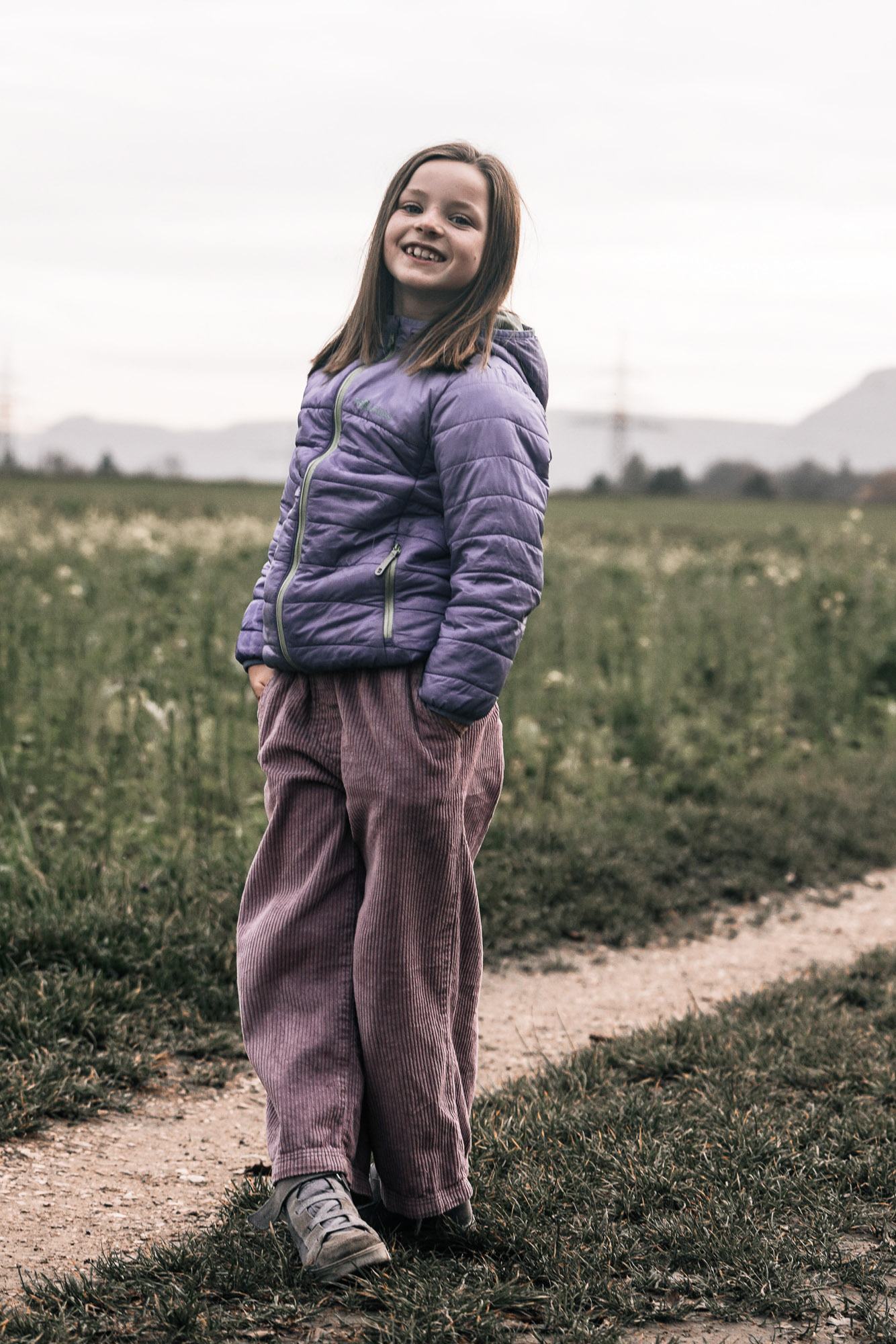 Natürlich lachendes Kind – ungezwungene Momentaufnahme