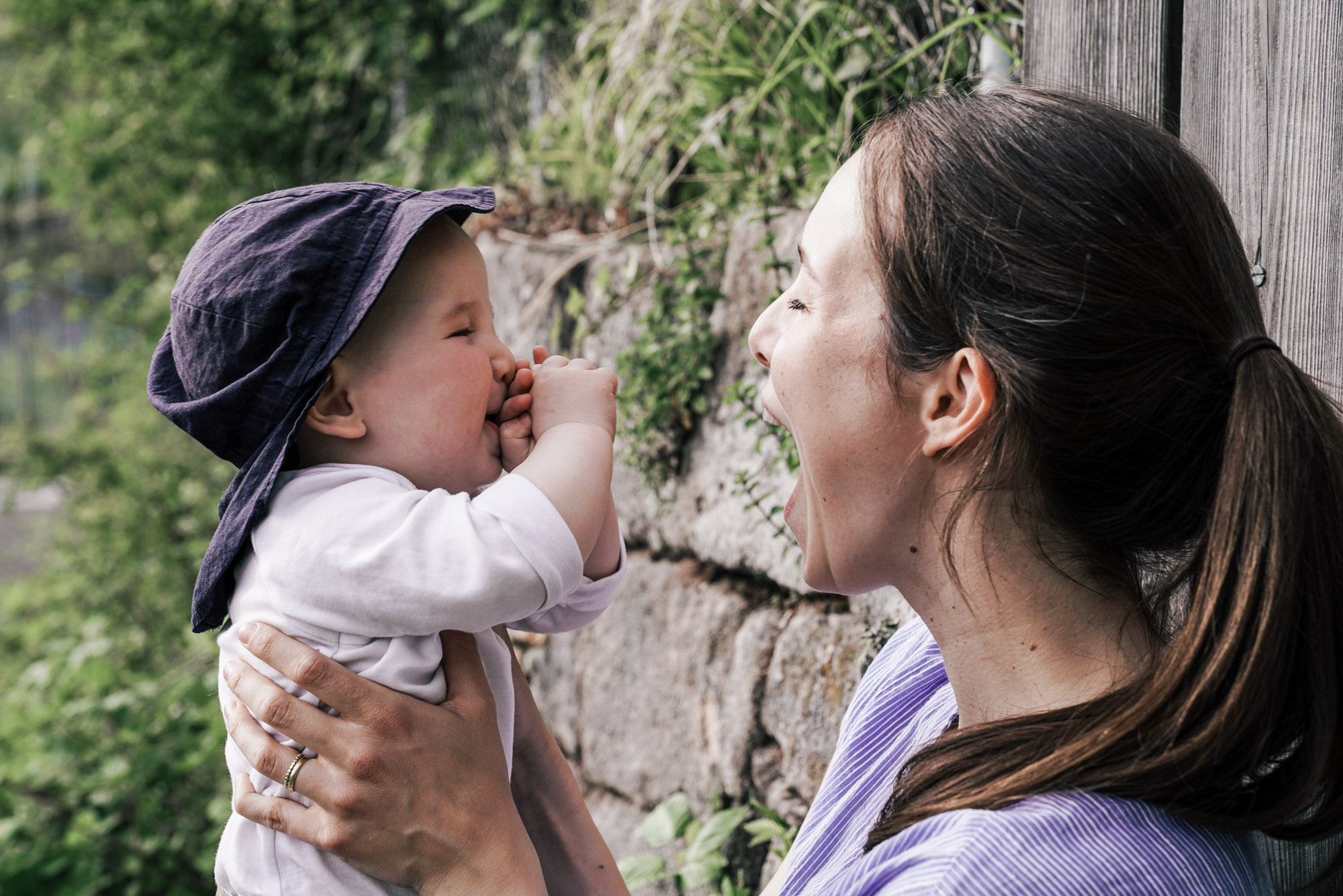 Natürlich lachendes Kind – ungezwungene Momentaufnahme