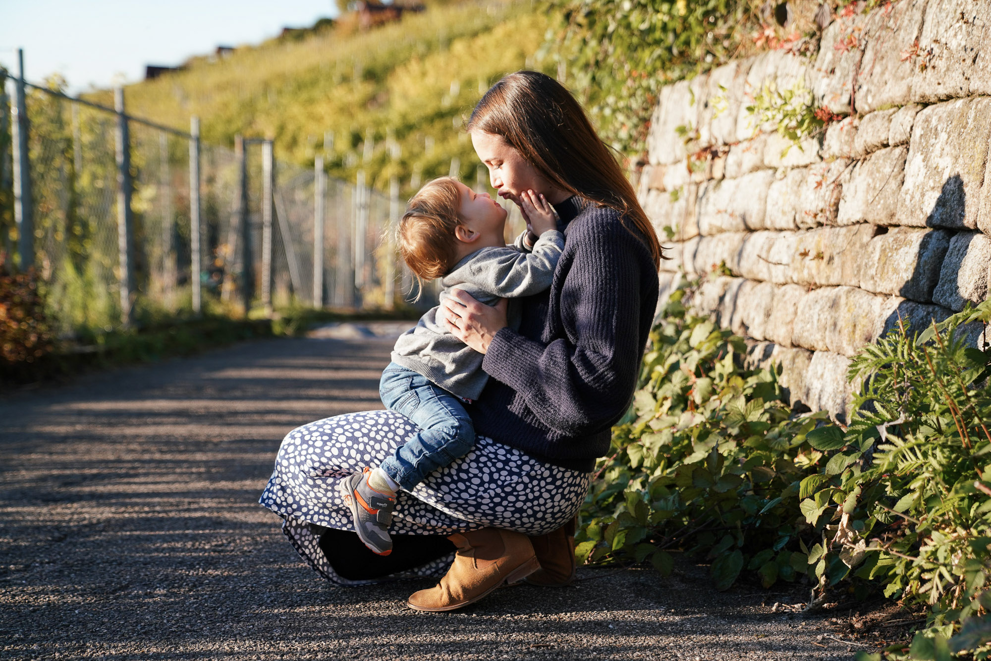 Familienumarmung – Nähe und Verbundenheit authentisch festgehalten