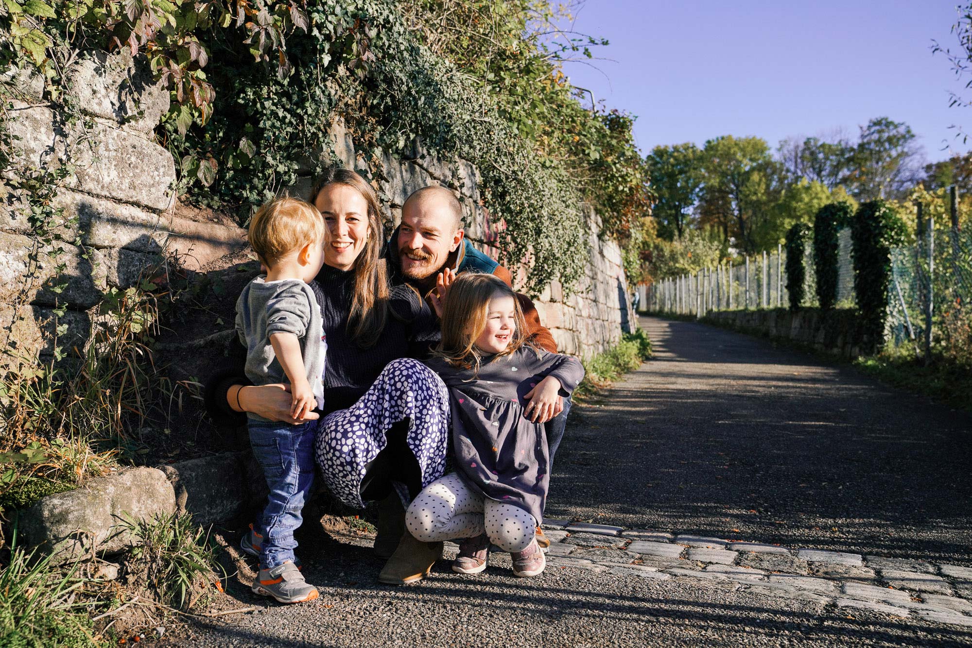 Natürlich lachendes Kind – ungezwungene Momentaufnahme