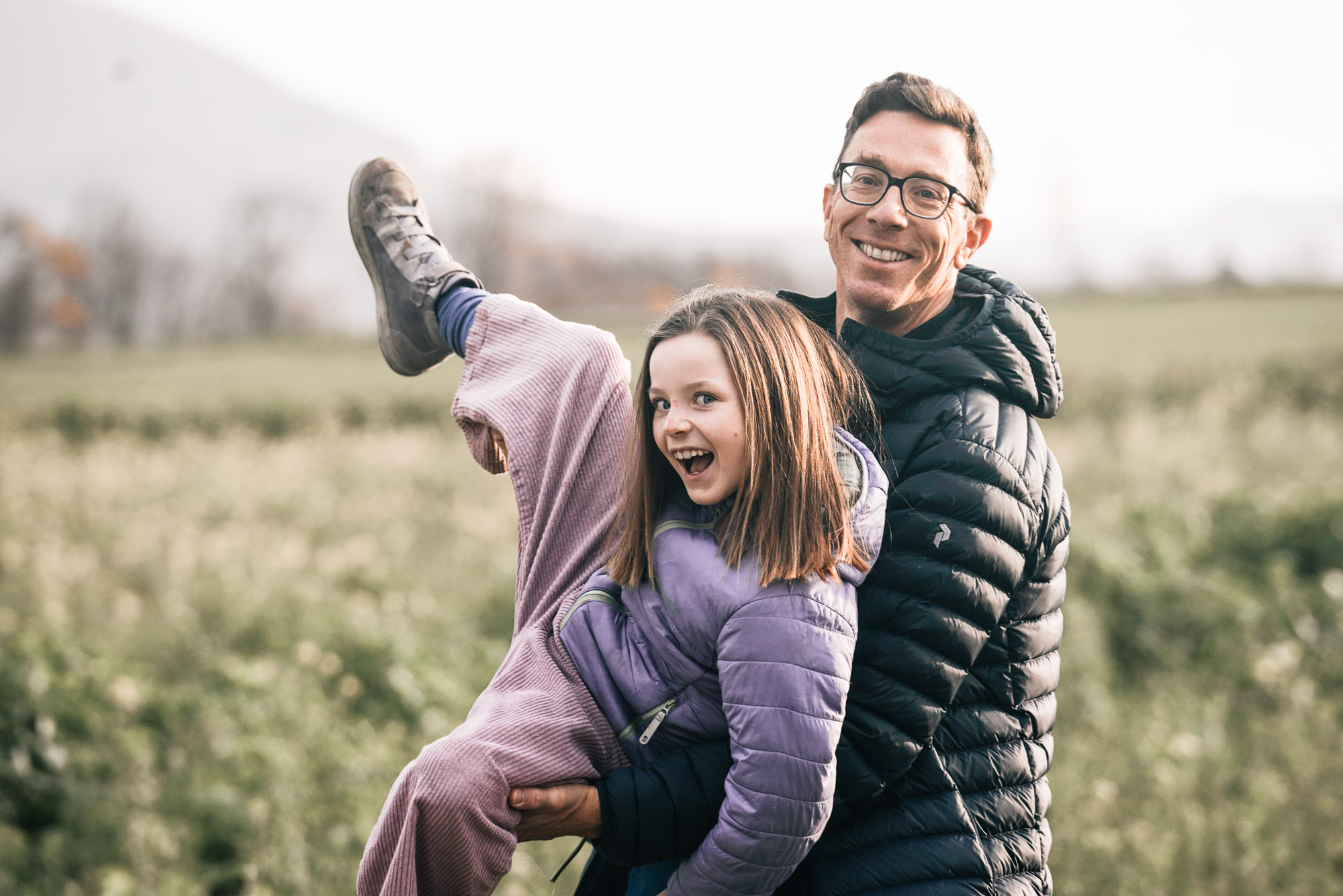 Natürlich lachendes Kind – ungezwungene Momentaufnahme