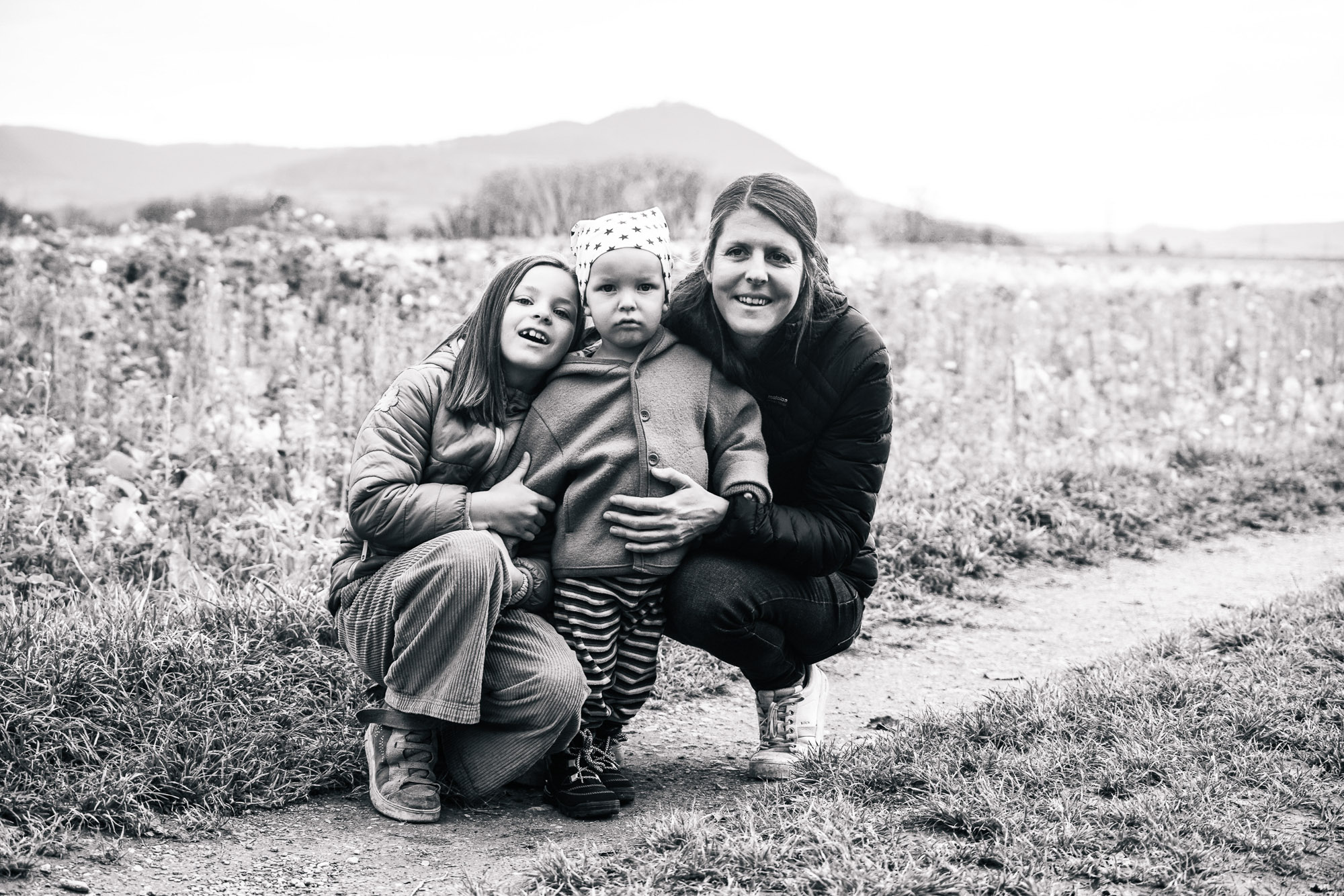 Kinder spielen unbeobachtet – natürliche Familienfotografie