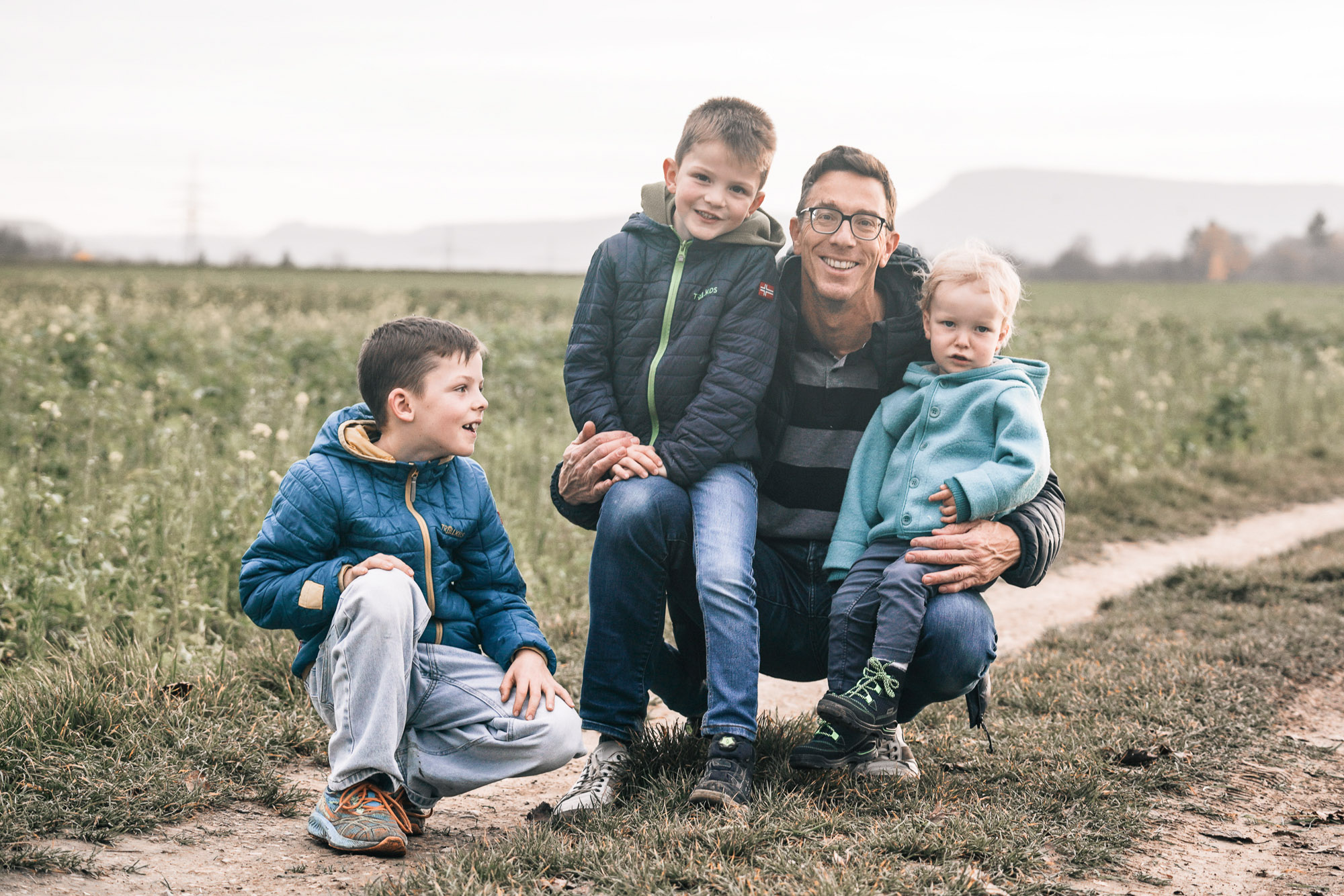 Familienfotografie mit Kindern draußen – ungezwungen und lebendig