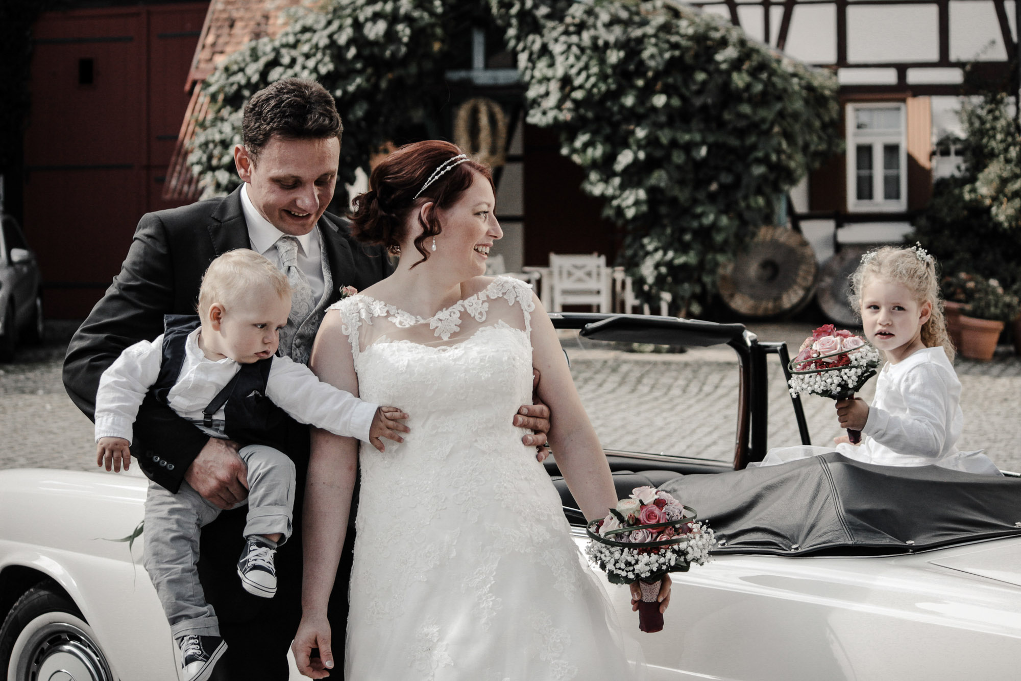 Brautpaar lacht unbeobachtet – echte Hochzeitsmomente