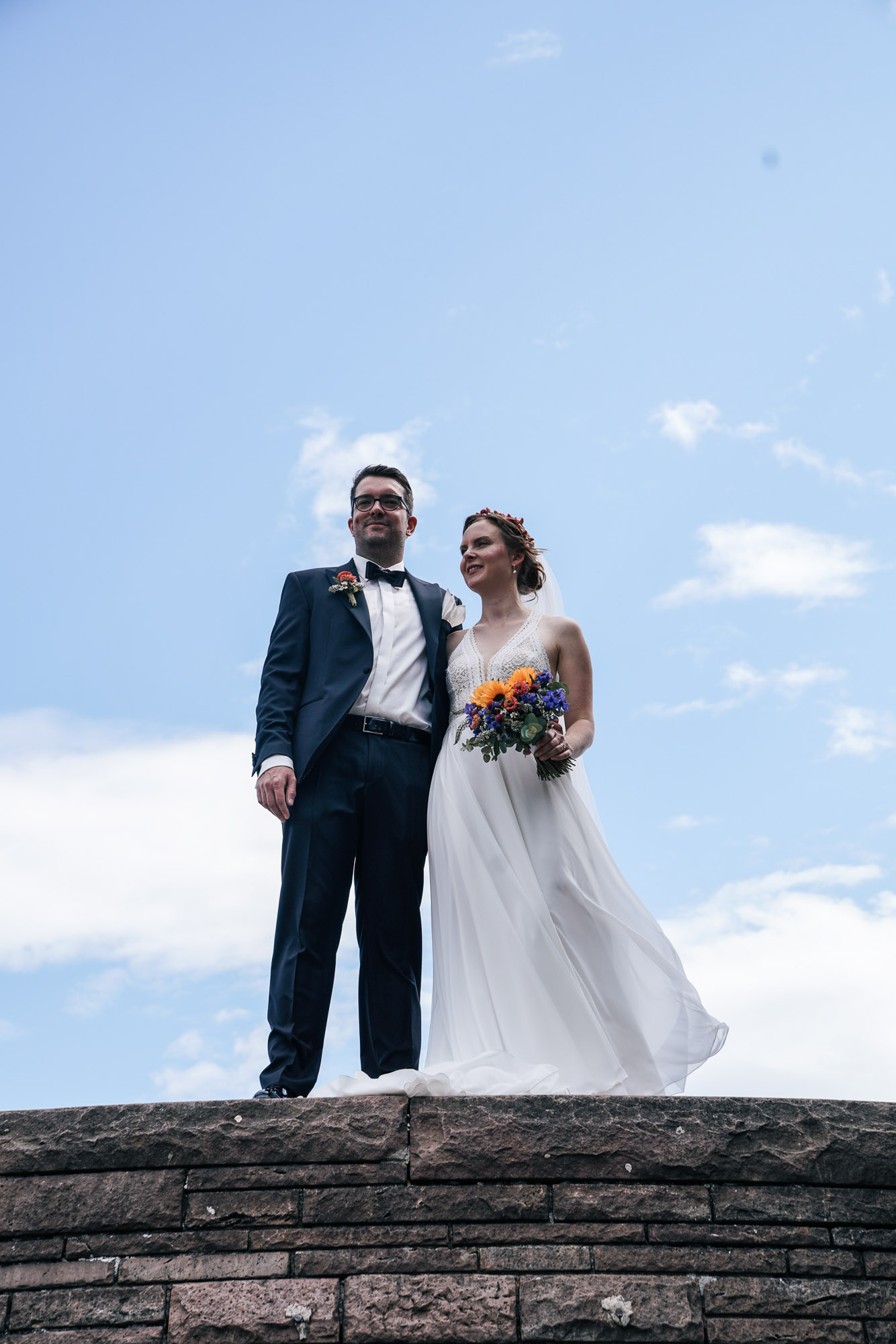 Hochzeitsdetails – Hände des Brautpaares während der Trauung