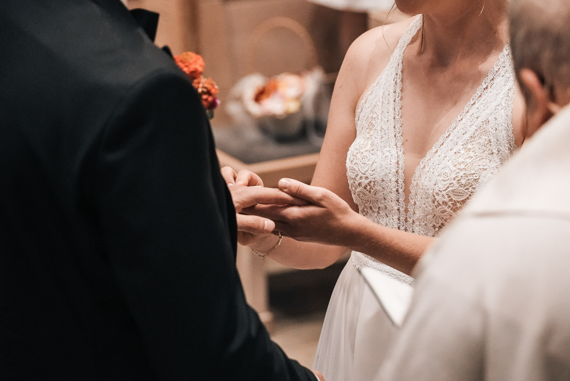 Hochzeitsdetails – Hände des Brautpaares während der Trauung