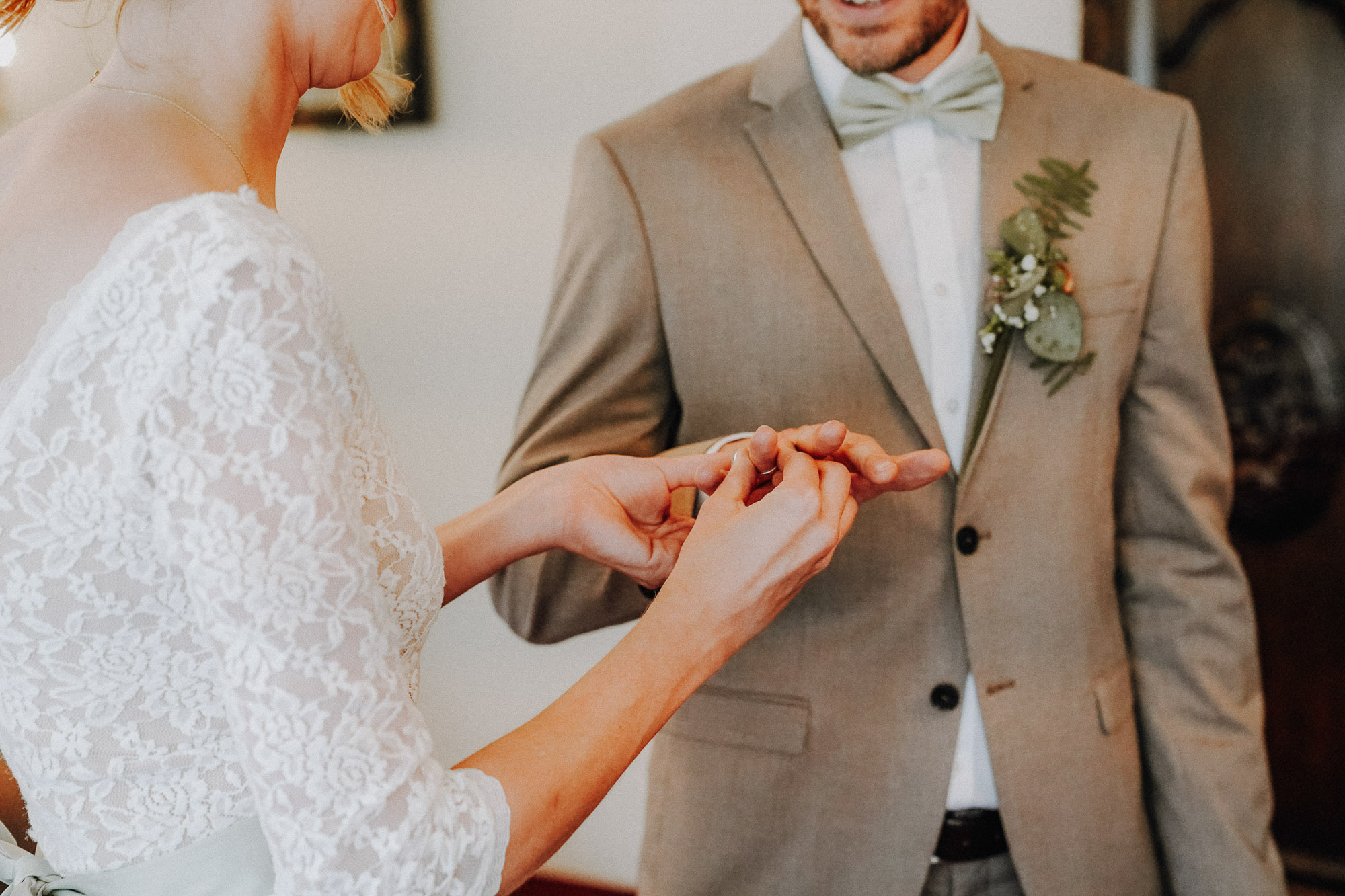 Hochzeitsdetails – Hände des Brautpaares während der Trauung