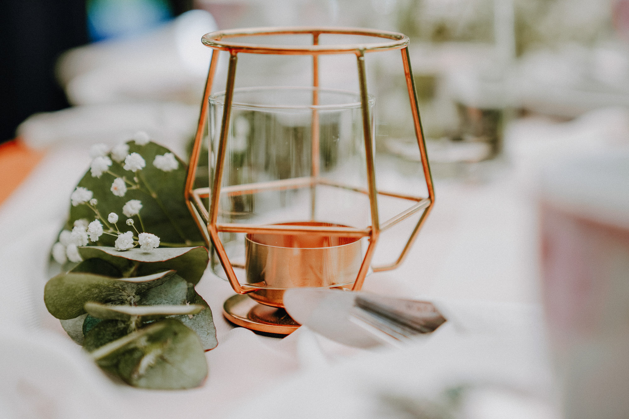 Emotionale Hochzeitsfeier – natürliche Reportage im Hintergrund