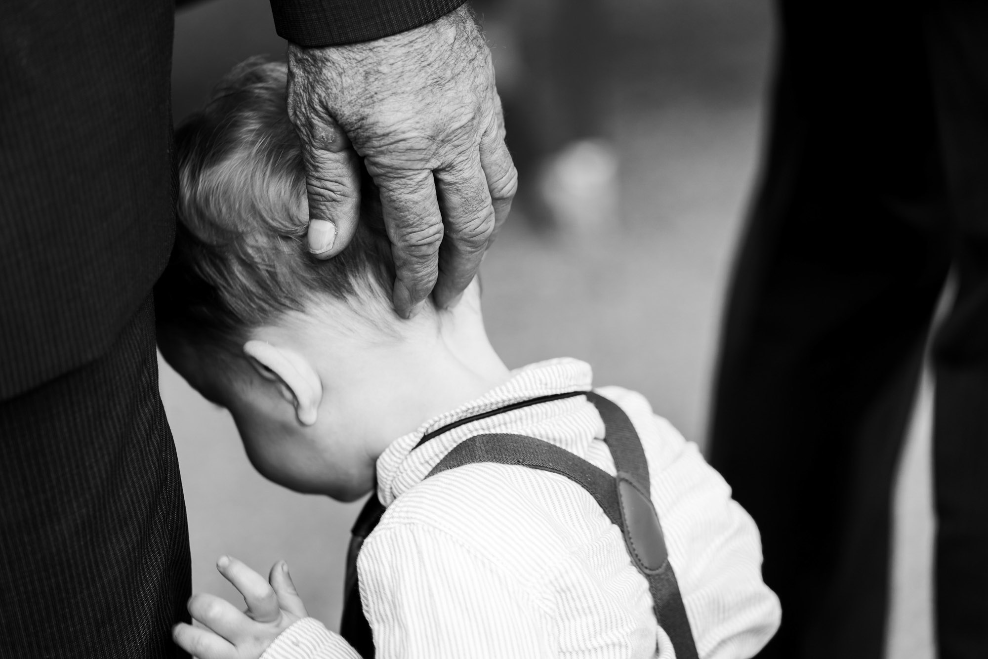 Ungezwungene Momente der Hochzeitsgäste – authentisch fotografiert