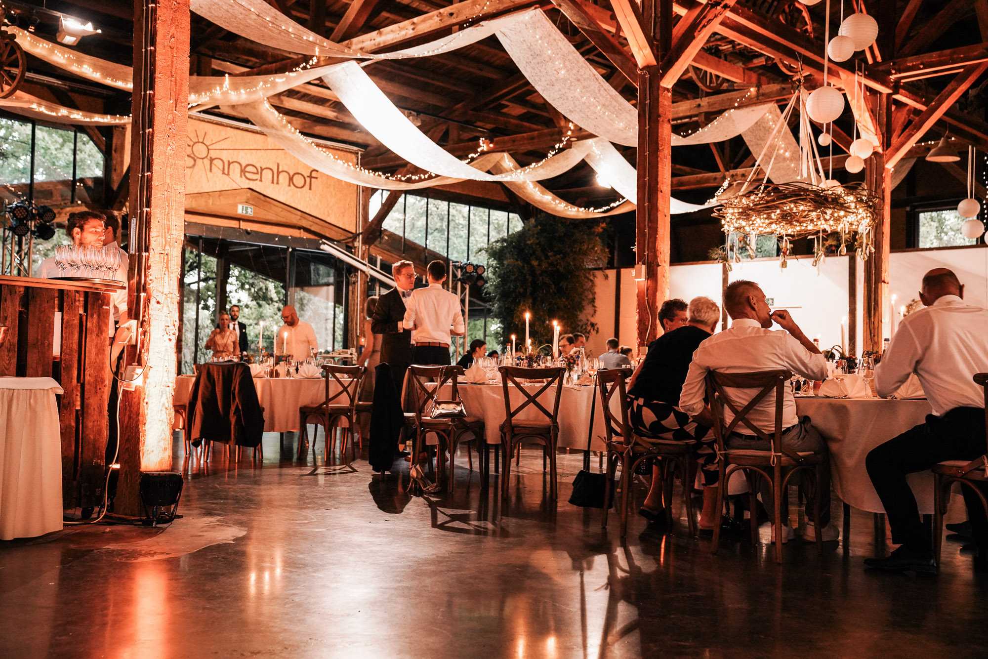 Emotionale Hochzeitsfeier – natürliche Reportage im Hintergrund