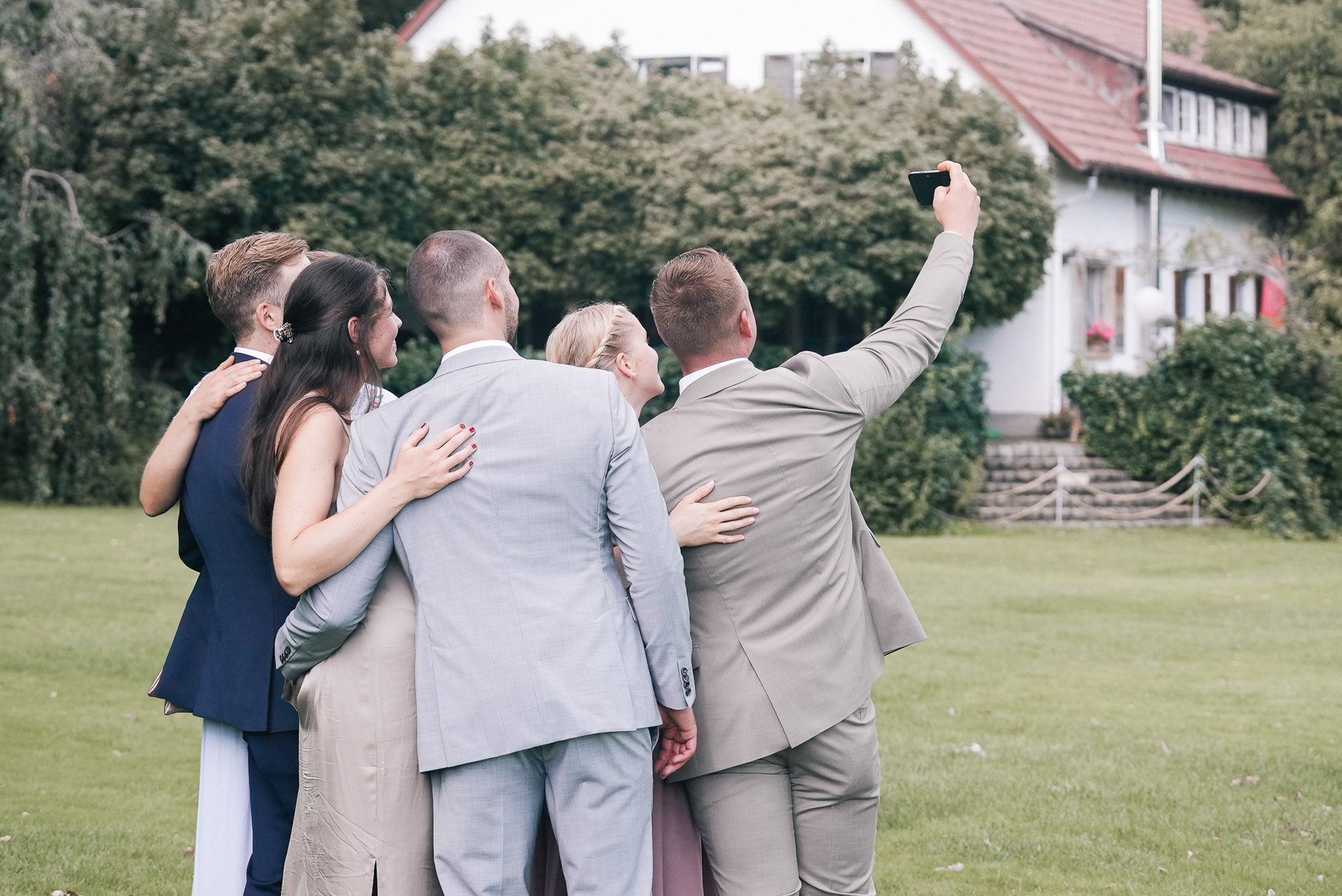 Ungezwungene Momente der Hochzeitsgäste – authentisch fotografiert