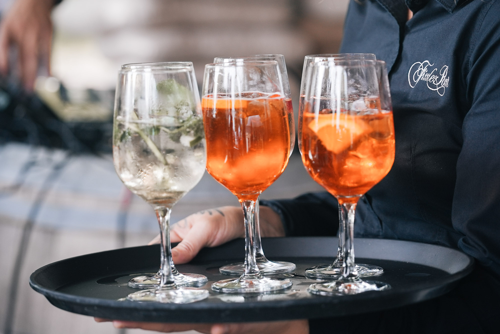 Emotionale Hochzeitsfeier – natürliche Reportage im Hintergrund