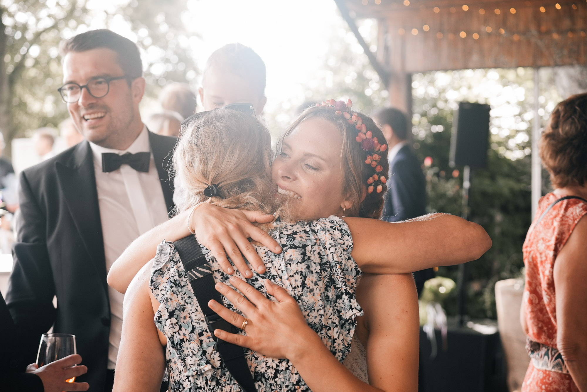 Emotionale Hochzeitsfeier – natürliche Reportage im Hintergrund