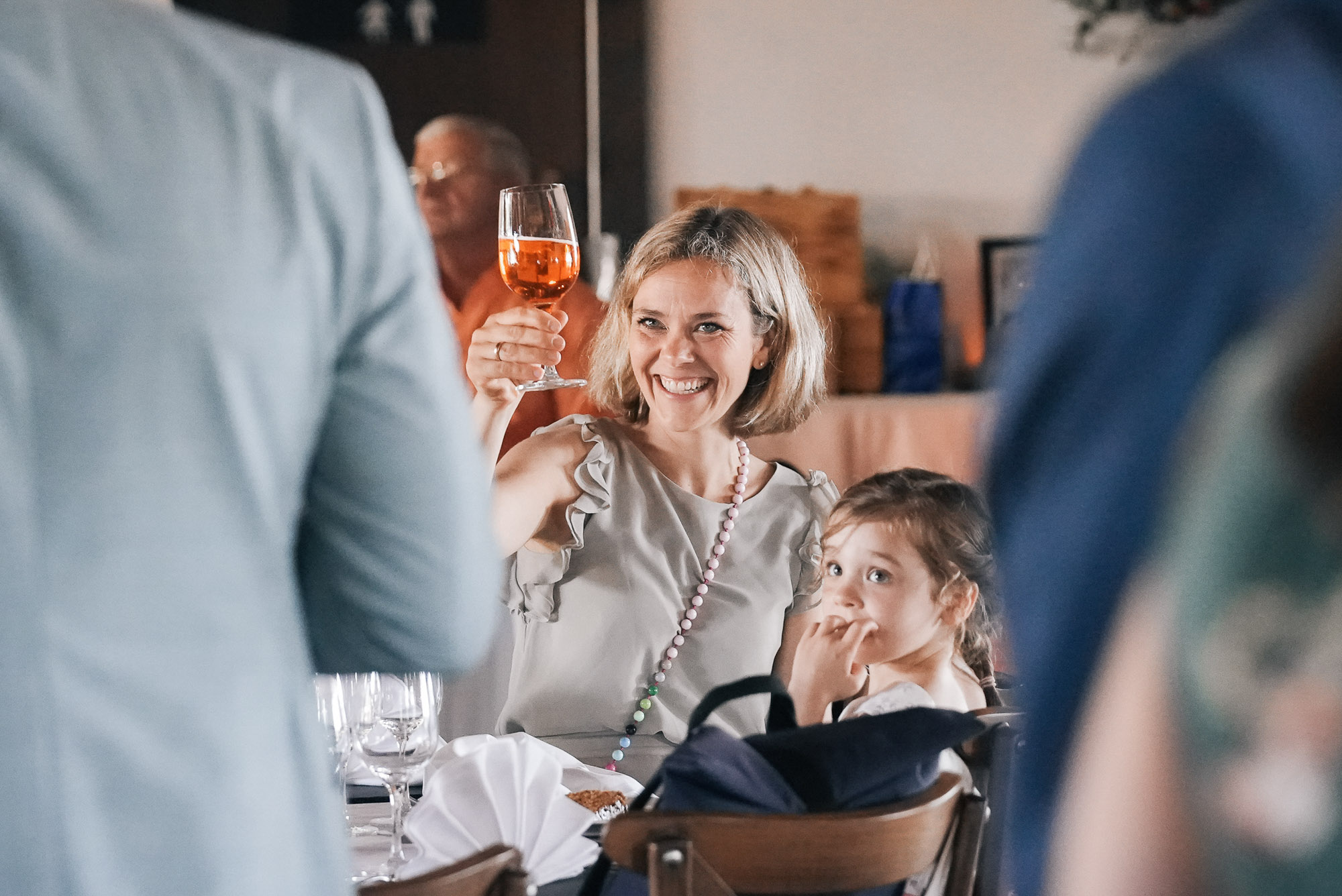 Emotionale Hochzeitsfeier – natürliche Reportage im Hintergrund