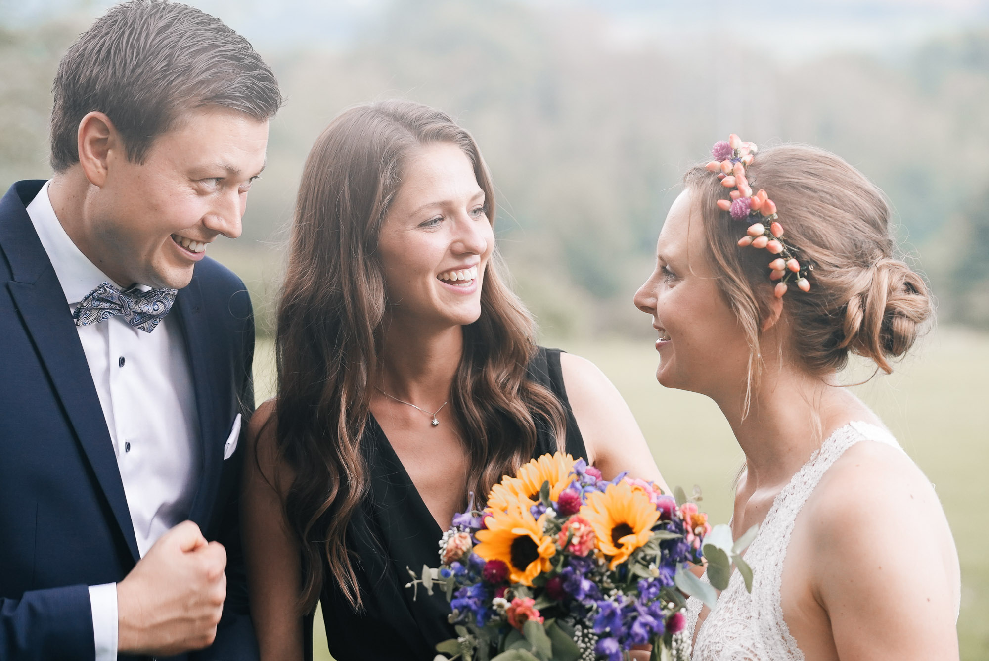 Ungezwungene Momente der Hochzeitsgäste – authentisch fotografiert